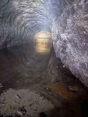 A parajdi sbnyba a ht elejn trt be ismt a felette foly Korond-patak vize, miutn a heves eszsek nyomn lezdult radattal rkez hordalk elszaktotta a patak medrt vd geoflit – kzlte a Szkelyhon 2025. mjus 31-n. Kpek: Meteoplus Facebook-oldal