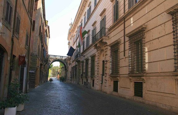 A Ppai Magyar Intzet a felszentelt papok tovbbkpzsnek kollgiuma, Rmban mkdik 1940 ta, a Falconieri-palota (jobbra) emeletn. Forrs s kp: Wikipdia