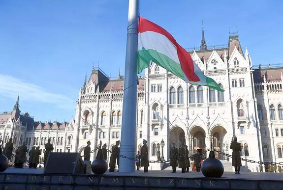 Hagyomnyos zszlfelvons Budapesten, a Kossuth tren. Archv kp. Kp: MTI   