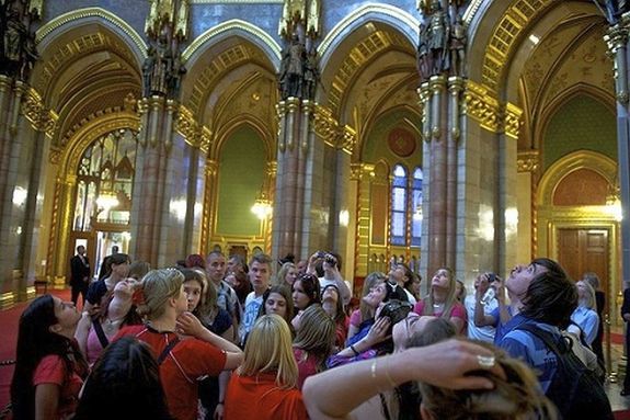 Nemzeti nnepeinken, Budapesten, az Orszghz megnylik a ltogatk eltt, 2010 ta. Archv kp: kormany.hu   