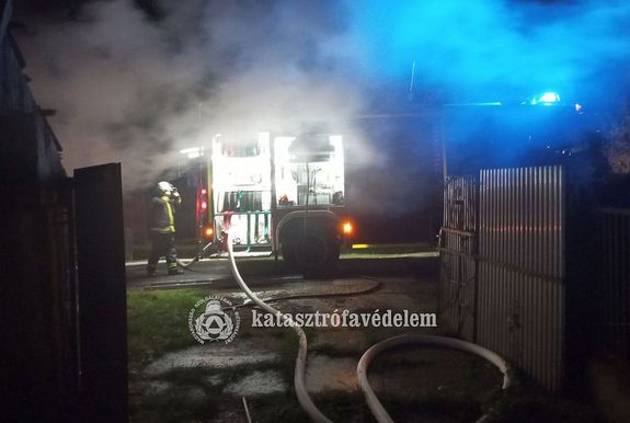 Teljes terjedelmben gett egy harminc ngyzetmteres mellkplet htfn, hajnalban, Sarkadon, a Petfi utcban. Kpek forrsa: Bks Vrmegyei Katasztrfavdelmi Igazgatsg