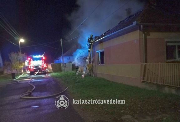 Teljes terjedelmben gett egy harminc ngyzetmteres mellkplet htfn, hajnalban, Sarkadon, a Petfi utcban. Kpek forrsa: Bks Vrmegyei Katasztrfavdelmi Igazgatsg