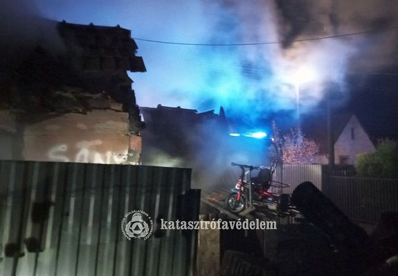 Teljes terjedelmben gett egy harminc ngyzetmteres mellkplet htfn, hajnalban, Sarkadon, a Petfi utcban. Kpek forrsa: Bks Vrmegyei Katasztrfavdelmi Igazgatsg