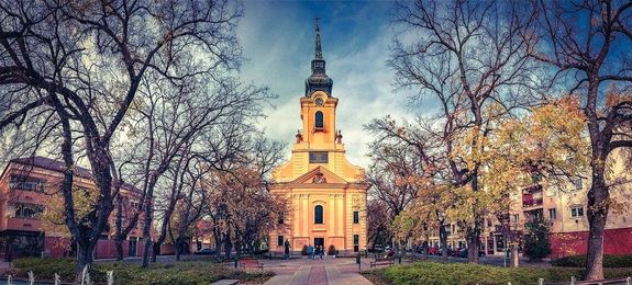 A gyulai, Harruckern tri fk a Ndi Boldogasszony Plbniatemplommal. Kp forrsa: visitgyula.com