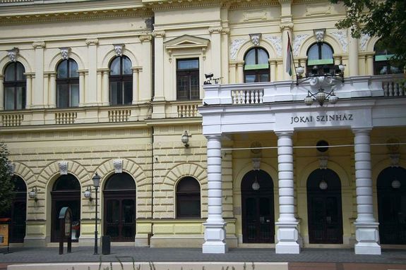  Bkscsabn, tbbek kztt, feljtjk a Szchenyi ligeti jtszteret, korszerstik a Jkai Sznhz, a Csabagyngye Kulturlis Kzpont s a Bks Megyei Knyvtr plett. A kpen a sznhz plete. Kp: Bkscsabai Jkai Sznhz