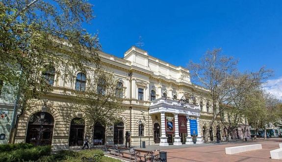 Pusks Dniel rendezi a Bkscsabai Jkai Sznhzban, a ngy eladsbl ll gyermek- s ifjsgi brletsorozat els eladst, a Furfangos mest. Kp: Bkscsabai Jkai Sznhz