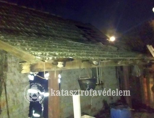  Kigyulladt egy lakhz kaznhza kedden, este, Szeghalmon. Kp forrsa: Bks Vrmegyei Katasztrfavdelmi Igazgatsg