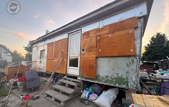 Az ellenrzsek clja tbbek kztt, a szexulis s a munkacl kizskmnyols minden formjnak (knyszermunka, adsrabszolgasg, hzi szolgasg – az n. „csicskztats”) feldertse s felszmolsa volt. Kpek: Kszenlti Rendrsg Nemzeti Nyomoz Iroda