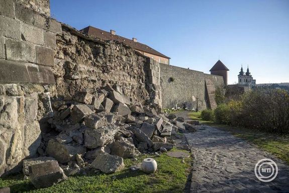Leomlott az Egri Vrban a Fld-bstya kls kpenyfalnak egy rsze cstrtkn, hajnalban, ezrt biztonsgi okokbl a vrfalstnyt lezrtk. Kpek: MTI / Komka Pter   