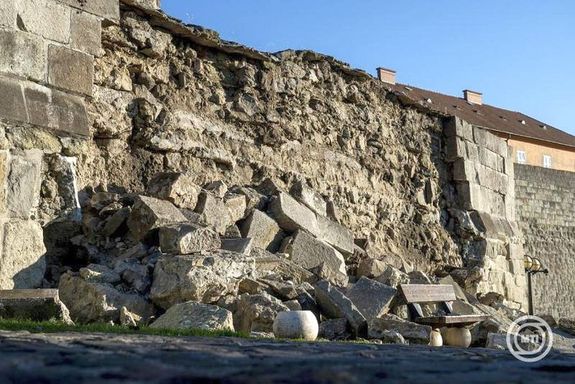 Leomlott az Egri Vrban a Fld-bstya kls kpenyfalnak egy rsze cstrtkn, hajnalban, ezrt biztonsgi okokbl a vrfalstnyt lezrtk. Kpek: MTI / Komka Pter   