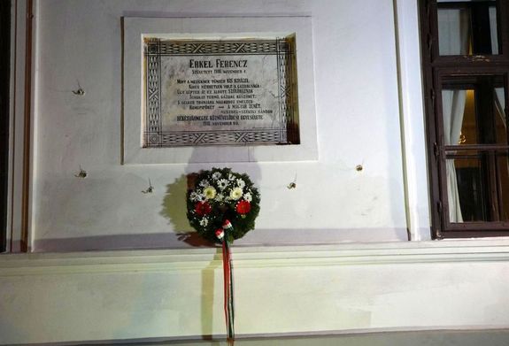 Erkel Ferenc nmetgyulai szlhzn, Bksvrmegye Kzmveldsi Egyeslete 1910-ben, a zeneszerz szletsnek szzadik vforduljn lltott emlktblt. A kpen a 2025-s koszorval, a 215. vforduln. Kp forrsa: Knya Istvn alpolgrmester, trsgi tancsnok Facebook-oldala