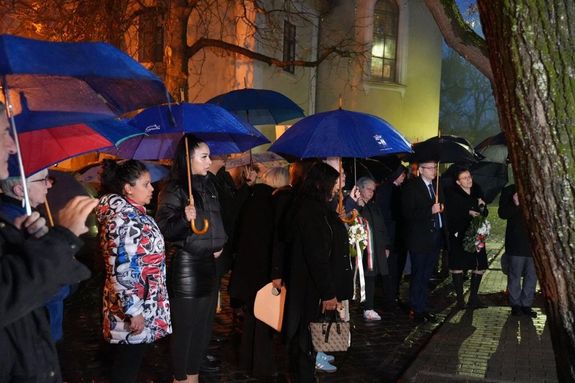 Koszorzsra vrva Gyuln, Nmetvroson, Erkel Ferenc szlhznl, szombaton, este. Kp forrsa: Knya Istvn alpolgrmester, trsgi tancsnok Facebook-oldala   