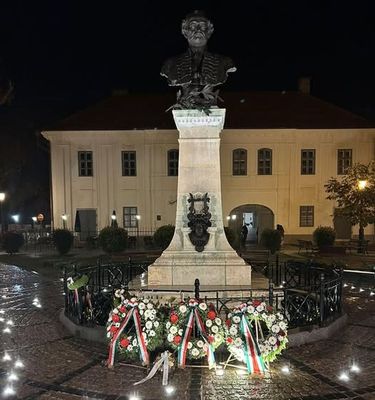 Koszork Kalls Ede Erkel-szobrnl Gyuln, az Erkel tren, szombaton, este. Kp forrsa: dr. Grgnyi Ern polgrmester Facebook-oldala   