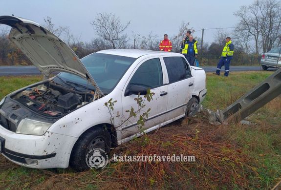 Villanyoszlopnak tkztt egy szemlygpkocsi htfn, reggel, Bkscsaba s Gerla kztt. Kp forrsa: Bks Vrmegyei Katasztrfavdelmi Igazgatsg   
