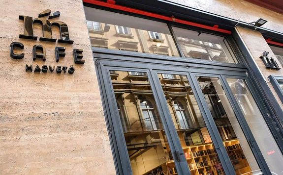 A Magvet Cafban - Budapest, VII. Dohny utca 13. – cstrtkn, 17 rtl mutatjk be Krasznahorkai Lszl j knyvt. Kp forrsa: cafe.magveto.hu