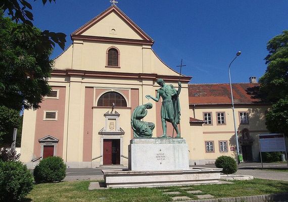 Szombathelyen, Szent Mrton szlhza felett ll a Szent Mrton Templom, Szent Mrton-kt, mgtte a Szent Mrton Ltogatkzpont. Forrs s kp: Wikipdia