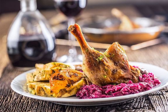 A Mrton-napi ldvacsora utn, Mrton poharval, vagyis a novemberre kiforrt jborral szoks koccintani. Kp forrsa: https://www.litomericko24.cz