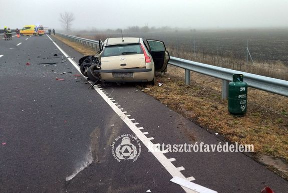 Két autó ütközött tegnap, délelőtt, az M44-es autóúton, Szarvas térségében. Képek forrása: Békés Vármegyei Katasztrófavédelmi Igazgatóság Két autó ütközött tegnap, délelőtt, az M44-es autóúton, Szarvas térségében. Képek forrása: Békés Vármegyei Katasztrófavédelmi Igazgatóság