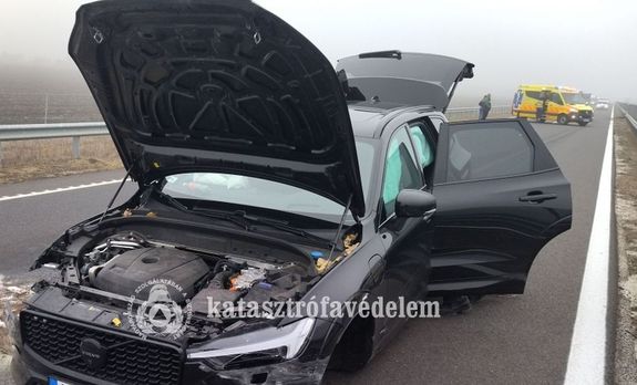 Két autó ütközött tegnap, délelőtt, az M44-es autóúton, Szarvas térségében. Képek forrása: Békés Vármegyei Katasztrófavédelmi Igazgatóság Két autó ütközött tegnap, délelőtt, az M44-es autóúton, Szarvas térségében. Képek forrása: Békés Vármegyei Katasztrófavédelmi Igazgatóság