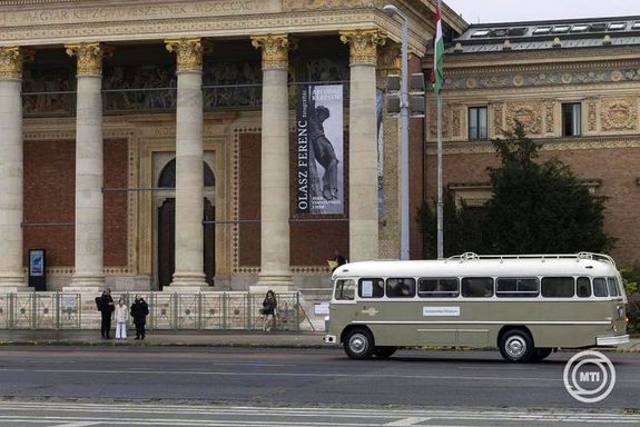 Az Ikarus 311-es oldtimer autbusz Budapesten, 2025. november 14-n, a Mcsarnok eltt. Kp: MTI / Kocsis Zoltn