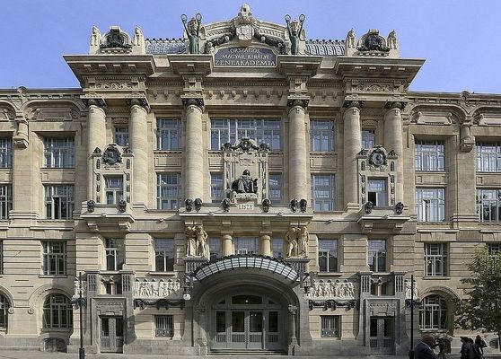 A budapesti Liszt Ferenc Zenemvszeti Egyetem 2013-ban feljtott homlokzata. Kp forrsa: Wikipdia