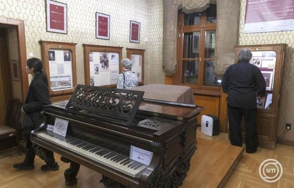 Liszt vonzsban - Hubay Jen lete s munkssga cmmel, idszaki killts nylt pnteken, este, Budapesten, a Liszt Ferenc Emlkmzeumban s Kutatkzpontban, a Liszt Ferenc Zenemvszeti Egyetem megalakulsnak 150. vforduljn. Kp: MTI / Kocsis Zoltn