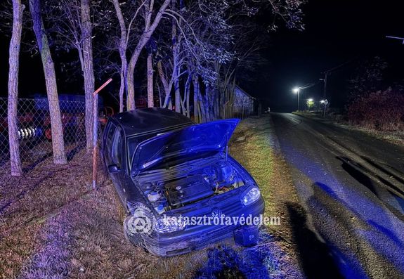 rokba hajtott egy szemlyaut szombaton, jszaka, Oroshza klterletn. Kpek forrsa: Bks Vrmegyei Katasztrfavdelmi Igazgatsg