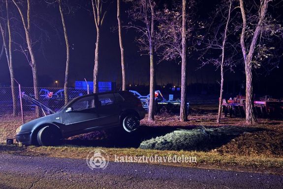 rokba hajtott egy szemlyaut szombaton, jszaka, Oroshza klterletn. Kpek forrsa: Bks Vrmegyei Katasztrfavdelmi Igazgatsg