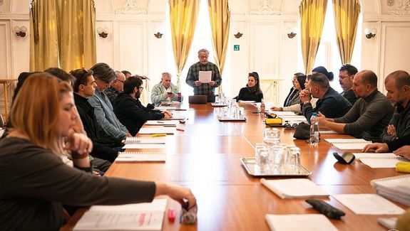 A Ltni a lthatatlant - htkznapi passi olvasprbja a Bkscsabai Jkai Sznhzban. Kp forrsa: jokaiszinhaz.hu