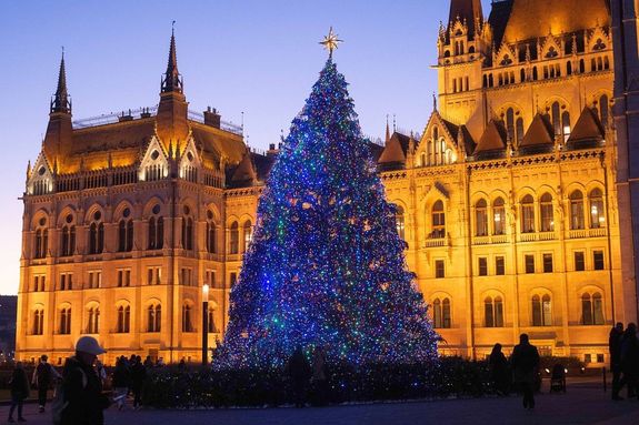  Ilyen volt az orszg karcsonyfja tavaly, az Orszghz eltt. Kp: parlament.hu   