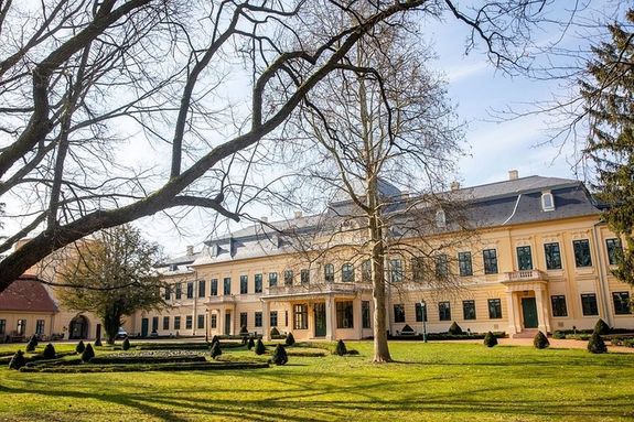 A Gyulai Almsy-kastly Ltogatkzpont 2025-ben is csatlakozott a Baptista Szeretetszolglat kezdemnyezshez, november 21-tl december 19-ig vrjk a rszorul gyermekeknek sznt ajndkokat. Kp: MTI / Rosta Tibor