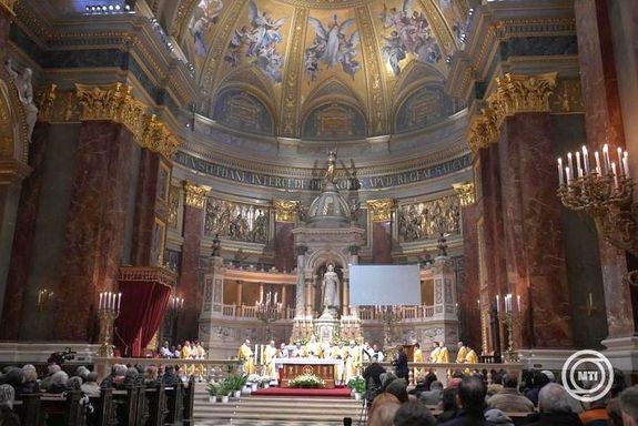 Szzhsz ve szenteltk fel a budapesti Szent Istvn Bazilikt. Az vfordult a szkesegyhz trtnett bemutat fnyfestssel, szentmisvel s koncerttel nnepeltk, november 22-n, szombaton. Kpek: MTI / Bruzk Nomi   