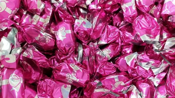 A szaloncukornl a kevereds, a csomagols levlsa a termkrl s a hinyz allergnjells jelent kockzatot. A kp illusztrci. Kp: DepositPhotos   