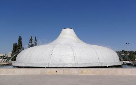 A holt-tengeri tekercsek bemutatsra plt Knyv szentlye a jeruzslemi Izrael Mzeumban. Kp: Berthold Werner. Kp forrsa: Wikipdia   