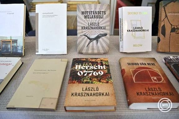 Krasznahorkai Lszl Kossuth- s Jzsef Attila-djas r mvei Stockholmban, 2025. oktber 9-n, miutn a Svd Akadmia ekkor tlte neki oda az irodalmi Nobel-djat. Kp: MTI / EPA / TT Hrgynksg / Henrik Montgomery