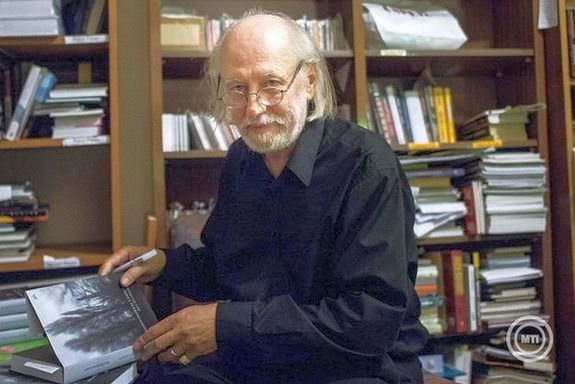 Krasznahorkai Lszl magyar, gyulai szlets rnak tlte oda idn, az irodalmi Nobel-djat a Svd Akadmia, amely oktber 9-n, cstrtkn Stockholmban jelentette be dntst. A kp Krasznahorkai Lszlrl 2016. szeptember 19-n, Budapesten kszlt. Kp: MTI / Marjai Jnos