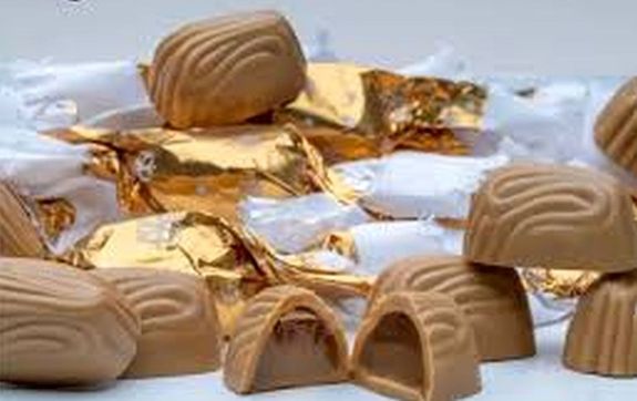 A soltvadkerti Szent Korona cukrszda ksztette karamellizlt, fehrcsokoldval bevont, Lotus kekszes karamells szaloncukor nyerte az idei v Szaloncukra versenyt. Kp forrsa: Facebook