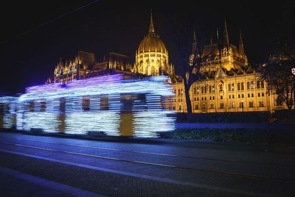 Ma, pnteken, dlutn, t rakor indtja tjra nnepi fnyflottjt Budapesten, a BKV. Kp: Budapest Vroshza Facebook-oldala   