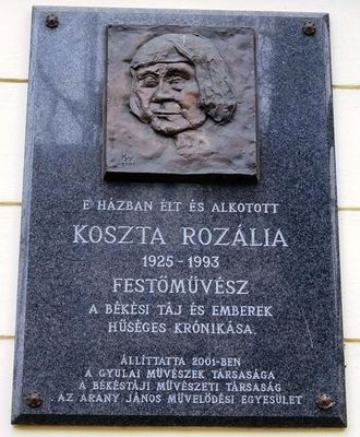 Koszta Rozlia festmvsz emlkre, 2001-ben lltottak emlktblt Gyuln, egykori, Bke sugrt 48. szm lakhznak homlokzatn. Kiss Gyrgy portrdombormves emlktbljt 2001. oktber 21-n avattk. Forrs s kp: Kztrkp – Wikipdia