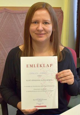 A vradk napjn, a fkapitnysg munkatrsa, Ivanics Fanni is bellt a vradk sorba. Kp forrsa: Bks Vrmegyei Rendr-fkapitnysg