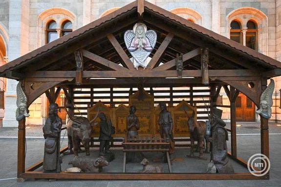  A fa mellett helyezkedik el a Borsod-Abaj-Zempln vrmegyei Kisgyrbl rkezett betlehemi jszol. Kp: MTI / Hegeds Rbert   