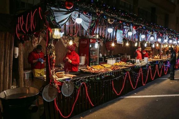 Az adventi vsrokon, a piacokon, a fenyfa-rusthelyeken, a nagyobb bevsrlkzpontokban, a vendgltknl s az nnepi szolgltatsok nyjtinl a revizorok kiemelten vizsgljk az adktelezettsgek teljestst. A kp illusztrci. Kp: DepositPhotos   