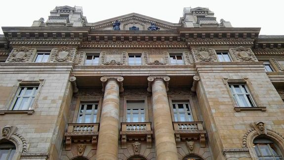  A kibercsalk a jegybank nevvel s a r jellemz arculati elemekkel elltott SMS-zeneteket kldenek. A kpen a magyar Nemzeti Bank plete, Budapesten. Kp: Wikimedia Commons      