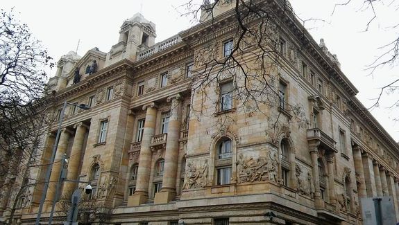 Budapesten, a Magyar Nemzeti Bank Tetrumban mutattk be december elsejn, a 2025-s magyar rrepls tiszteletre kibocstott emlkrmt. A kpen a jegybank plete. Kp: Wikimedia Commons