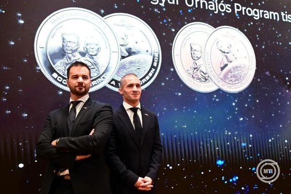  Kapu Tibor kutatrhajs s Csernyi Gyula tartalkos kutatrhajs a 2025-s magyar rrepls tiszteletre kibocstott emlkrme eltt, a december elsejei nnepsgen. Kp: MTI / Kovcs Attila