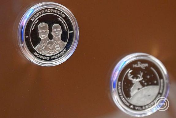 Az emlkrme kt oldala. Kp: MTI / Kovcs Attila