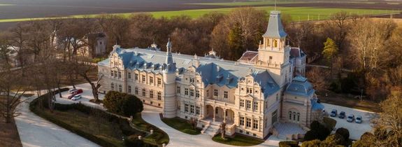  A Bks vrmegyei, szabadkgysi Wenckheim-kastly 1875 s 1879 kztt plt Ybl Mikls tervei alapjn, neorenesznsz s eklektikus stlusban. Forrs: Wikipdia. Kp: szabadkigyoskastely.hu