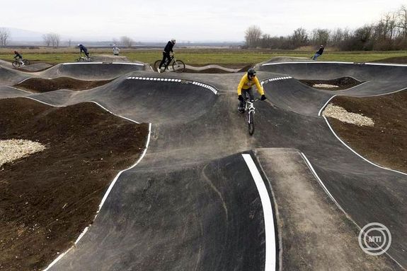 tadtk Magyarorszg leghosszabb, 360 folymter hosszsg kerkpros pumpaplyjt szombaton, a Pest vrmegyei Zsmbkon. Kp: MTI / Kocsis Zoltn