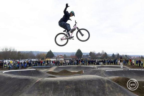 A kpen Zld Gerg tart bemutatt a pumpaplyn, amelyet tbb kanyar- s ugratelem is sznest. Kp: MTI / Kocsis Zoltn   