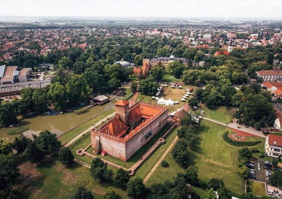 Magyarorszg legrangosabb orszgti kerkprversenye a Gyulai Vrnl kezddik 2026. mjus 12-n, csapatbemutatval, majd mjus 13-n, az els szakasz rajtjval. Kp: Gyulai Vr     Kp2: Kp a Tour de Hongrie korbbi versenyrl. Kp forrsa: tdh.hu